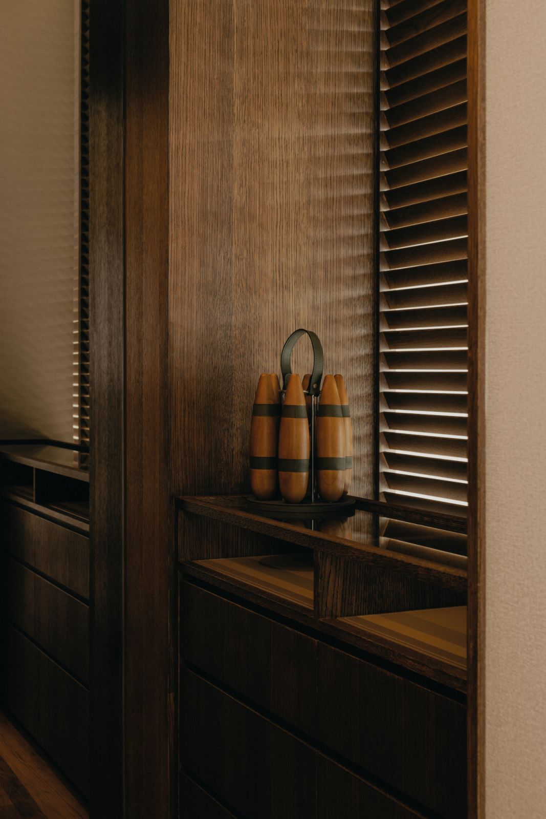 By the window, different shades of wood finishes unite the surfaces and decorative objects