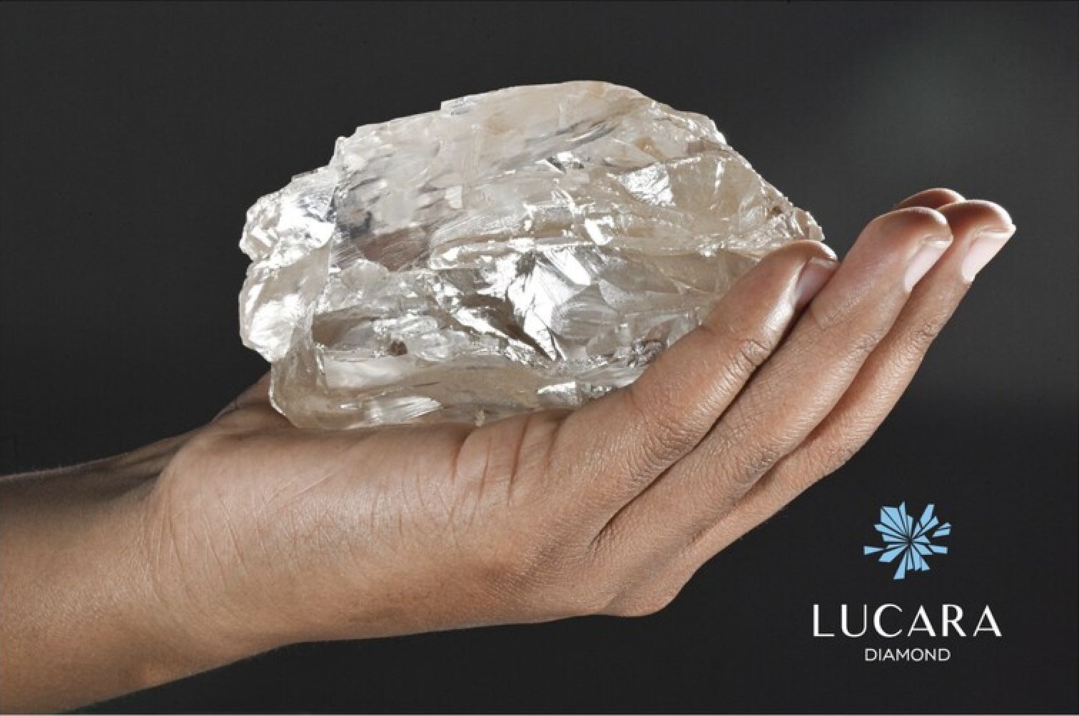 LUCARA RECOVERS EPIC 2,492 CARAT DIAMOND FROM THE KAROWE MINE (CNW Group/Lucara Diamond Corp.)