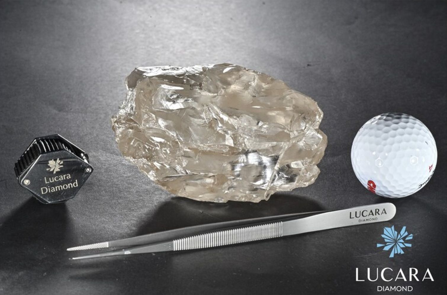 LUCARA RECOVERS EPIC 2,492 CARAT DIAMOND FROM THE KAROWE MINE (CNW Group/Lucara Diamond Corp.)