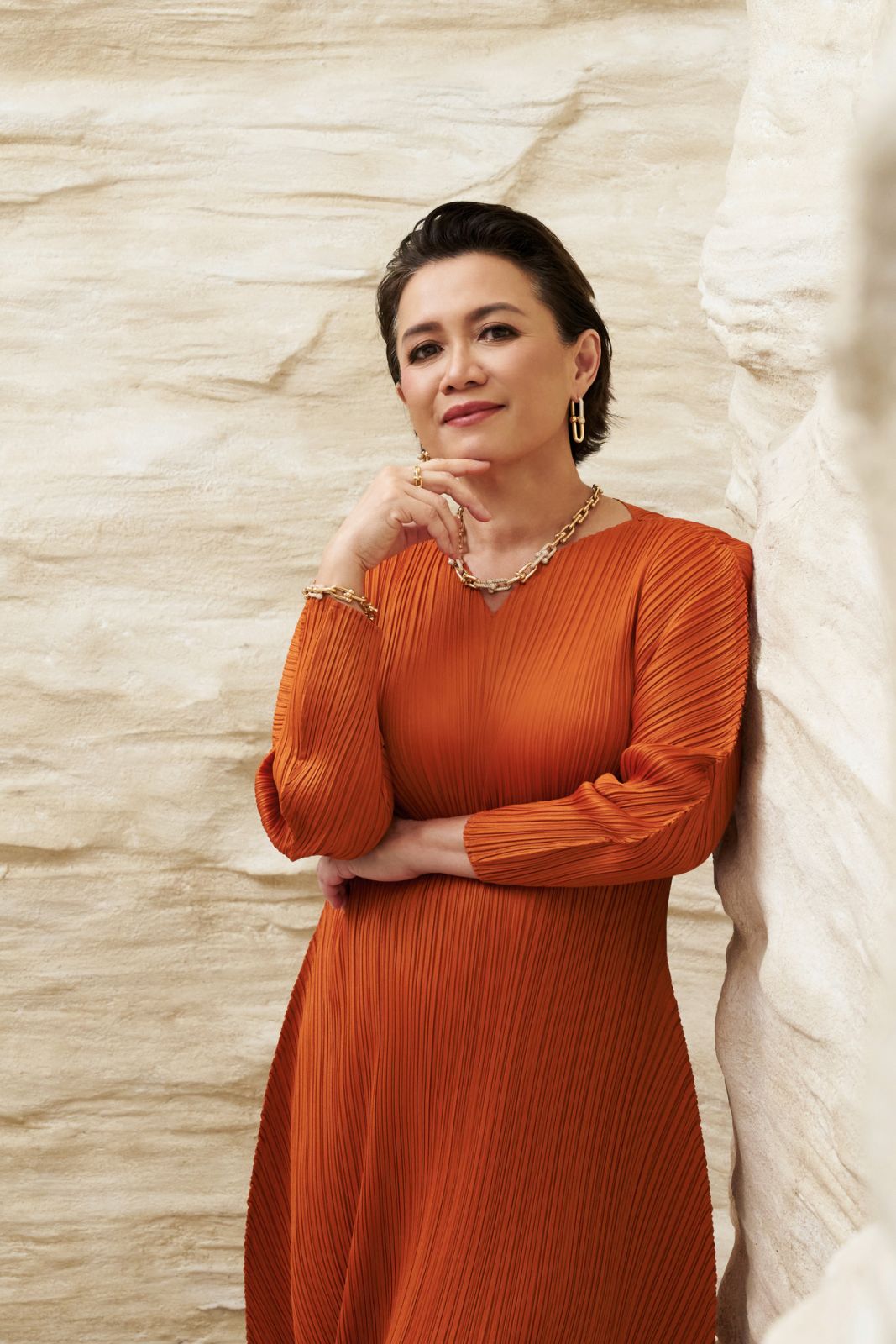 (Tiffany & Co. HardWear by Tiffany earrings, necklace, bracelet and ring; Pleats Please ISSEY MIYAKE dress)