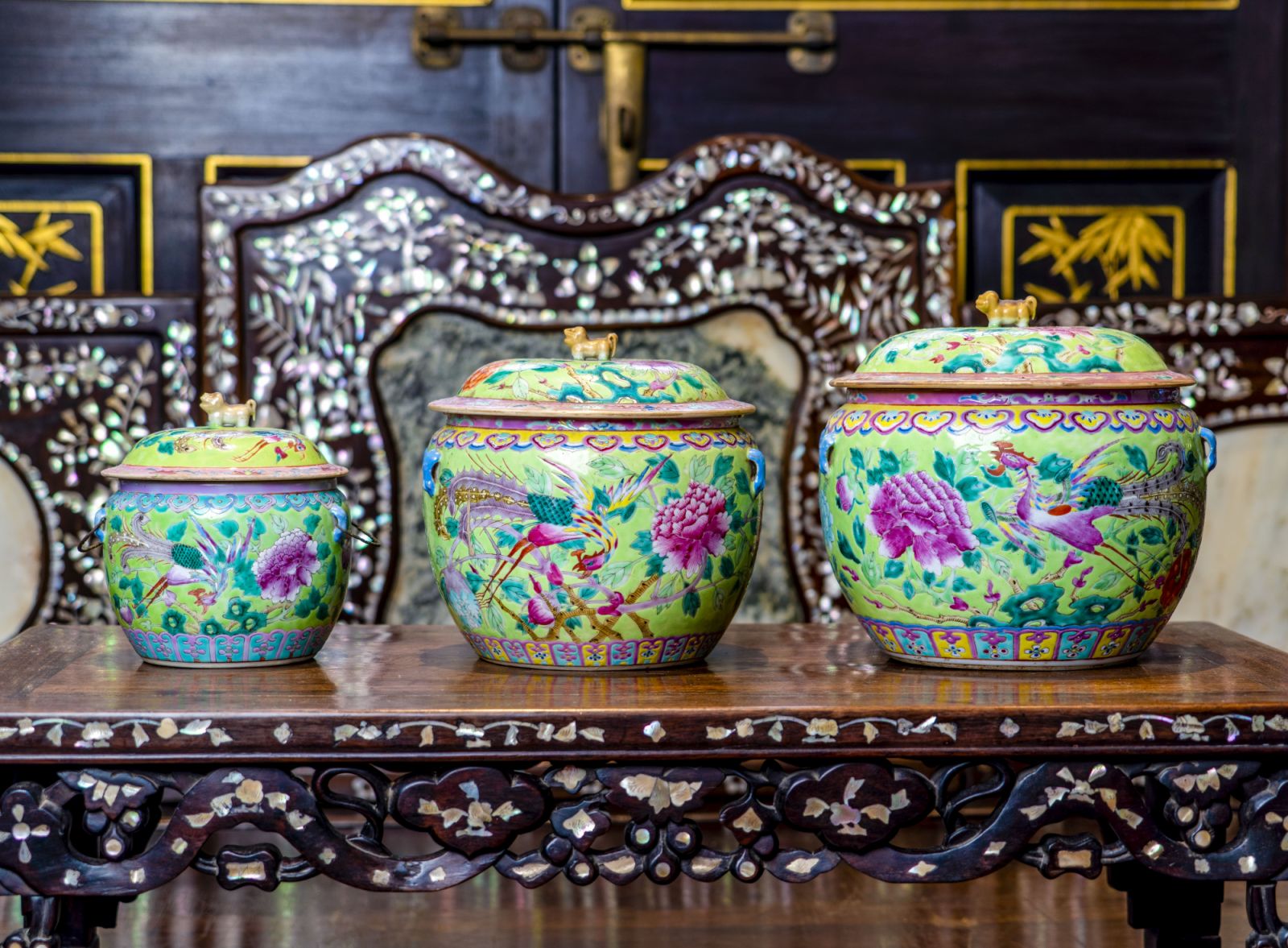 Kamchengs with phoenixes in full flight and unrestrained