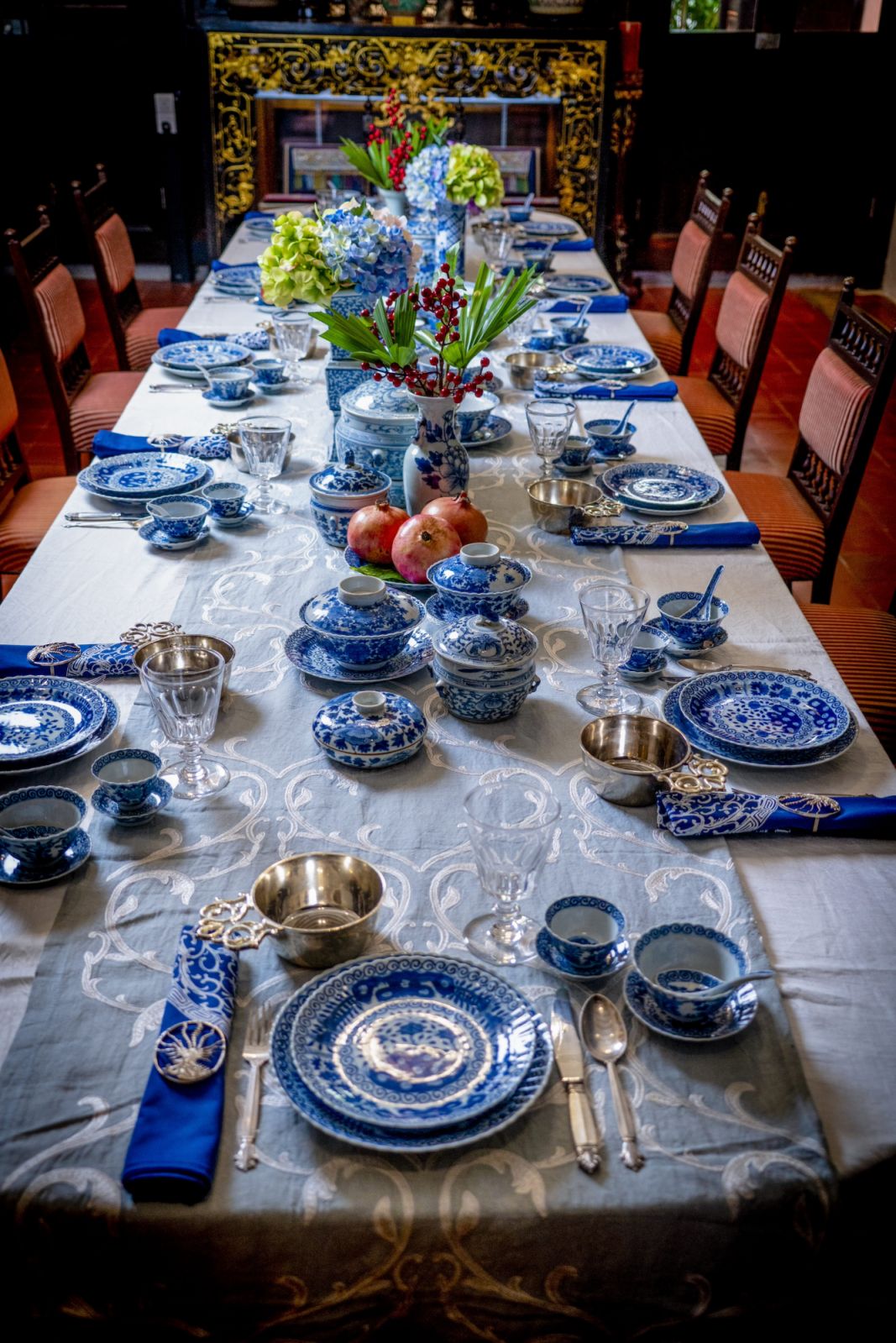 Blue and white fine china with a pattern from the Kangxi period used in a modern dining setup