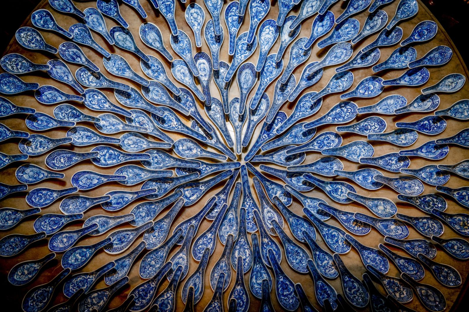 Blue and white spoons arranged as a daisy in bloom