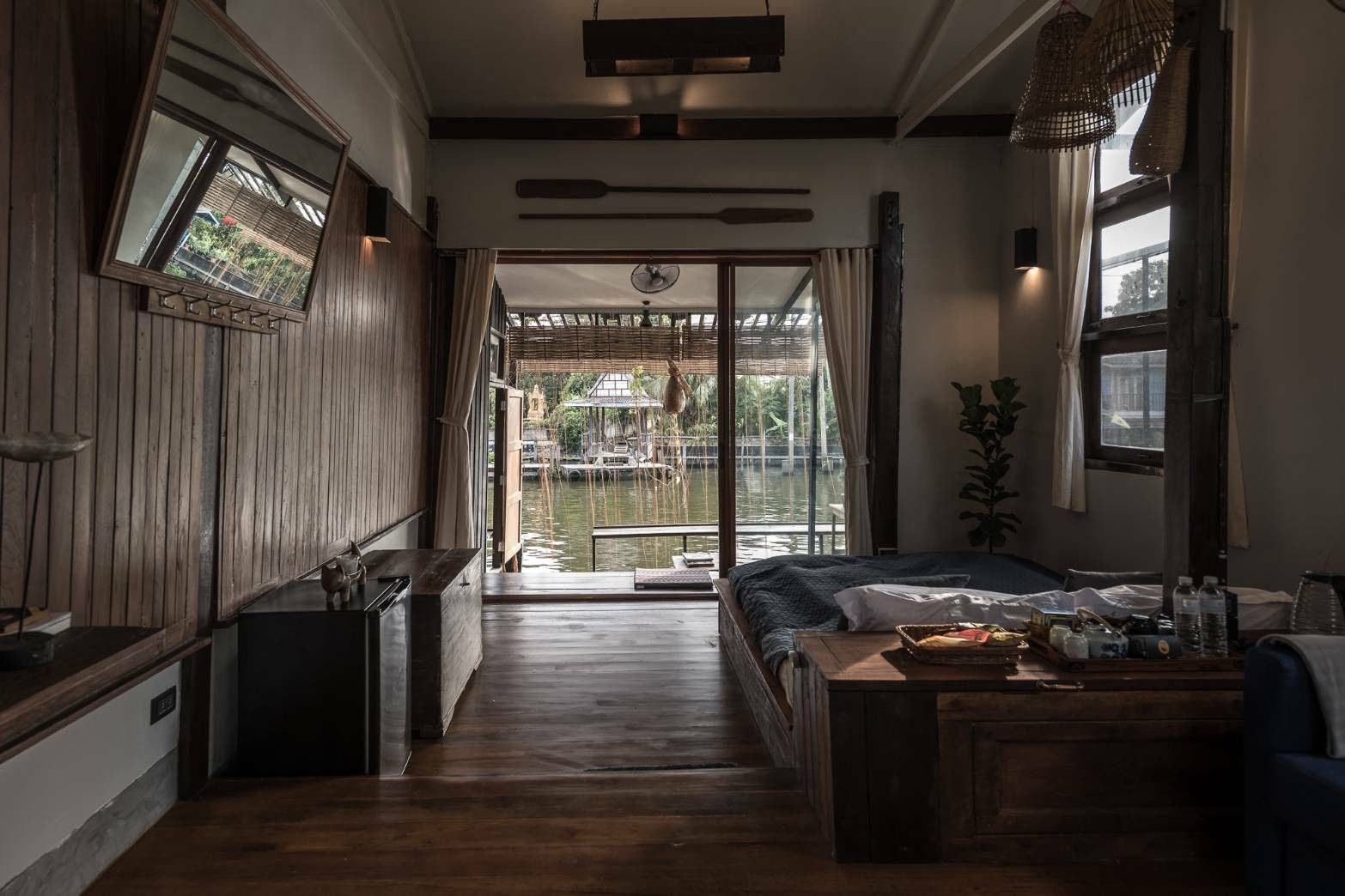 Humz Canal Stay อำเภอบางกร่าง จังหวัดนนทบุรี หนึ่งในผลงานการออกแบบบูติกโฮเทลของ วรพันธุ์ คล้ามไพบูลย์ (ภาพ: Supergreen Studio)