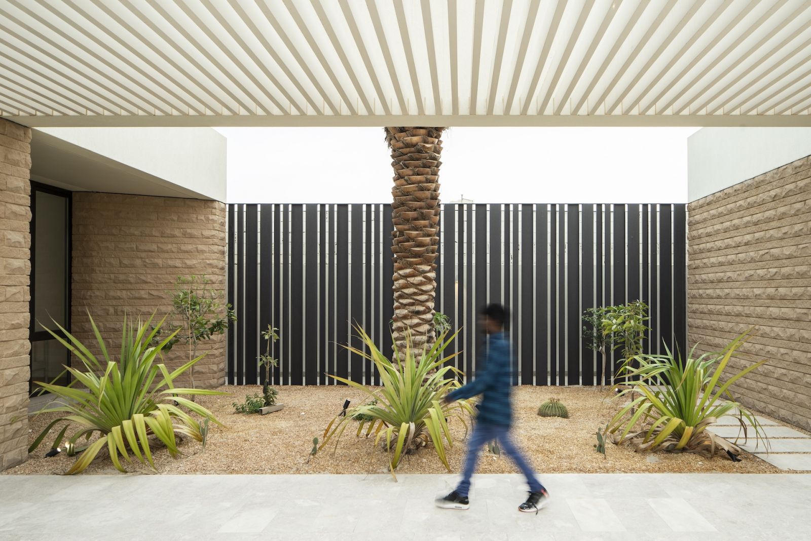 Walkways between the different beach houses, immersing the family members in well-ventilated and bright areas
