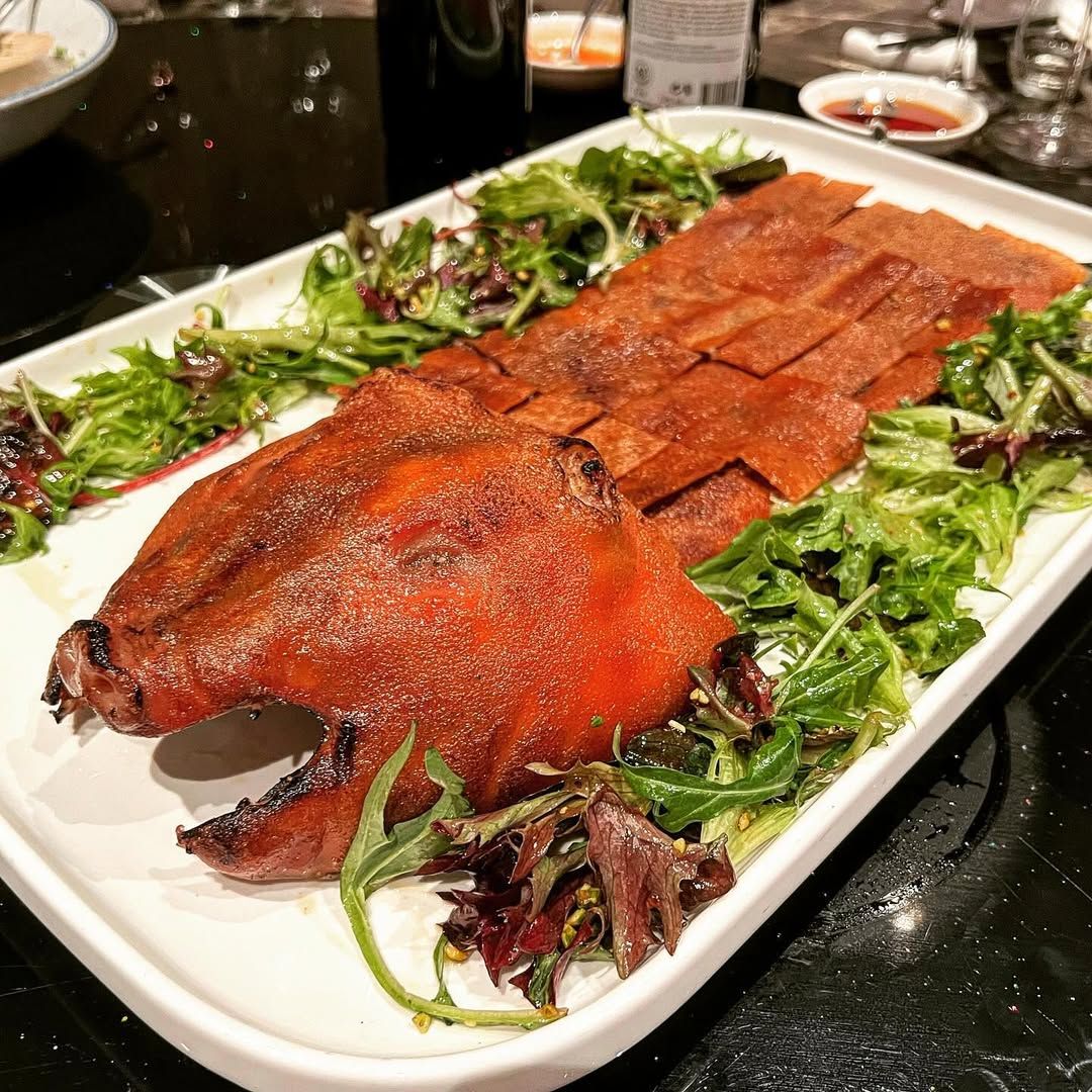 Signature whole roast suckling pig at San Shu Gong Private Dining (Photo: Facebook/ @calvinisonfacebook)