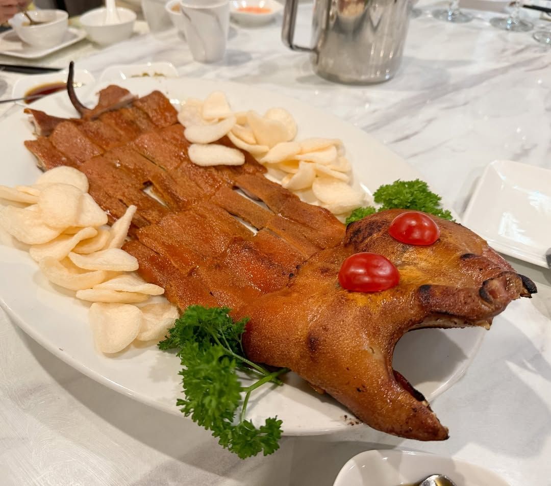 Signature whole roast suckling pig at Chin Lee Restaurant  (Photo: Facebook/ @y_lyn)