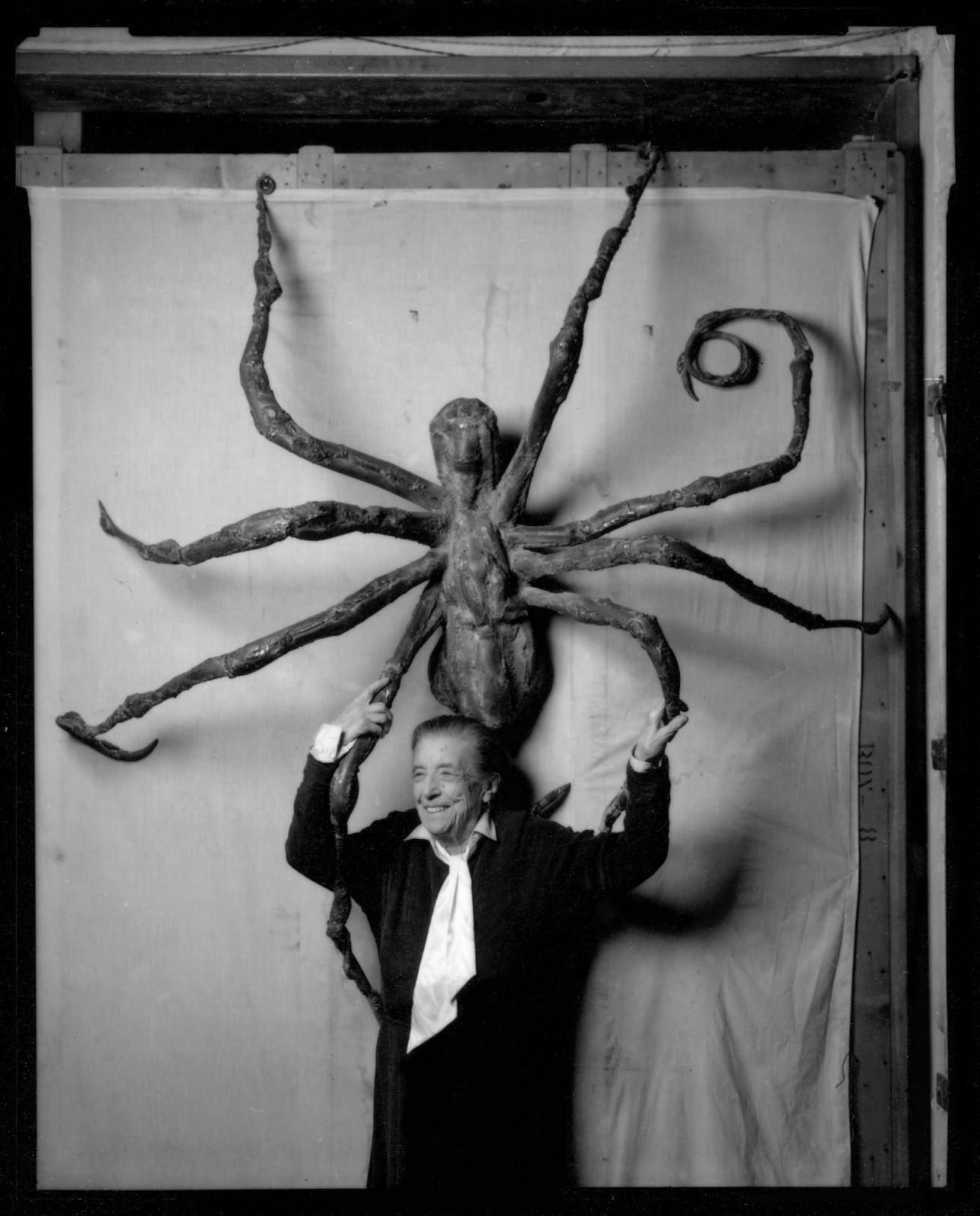 Artist Louise Bourgeois with Spider IV in 1996. Photo credit: Peter Bellamy