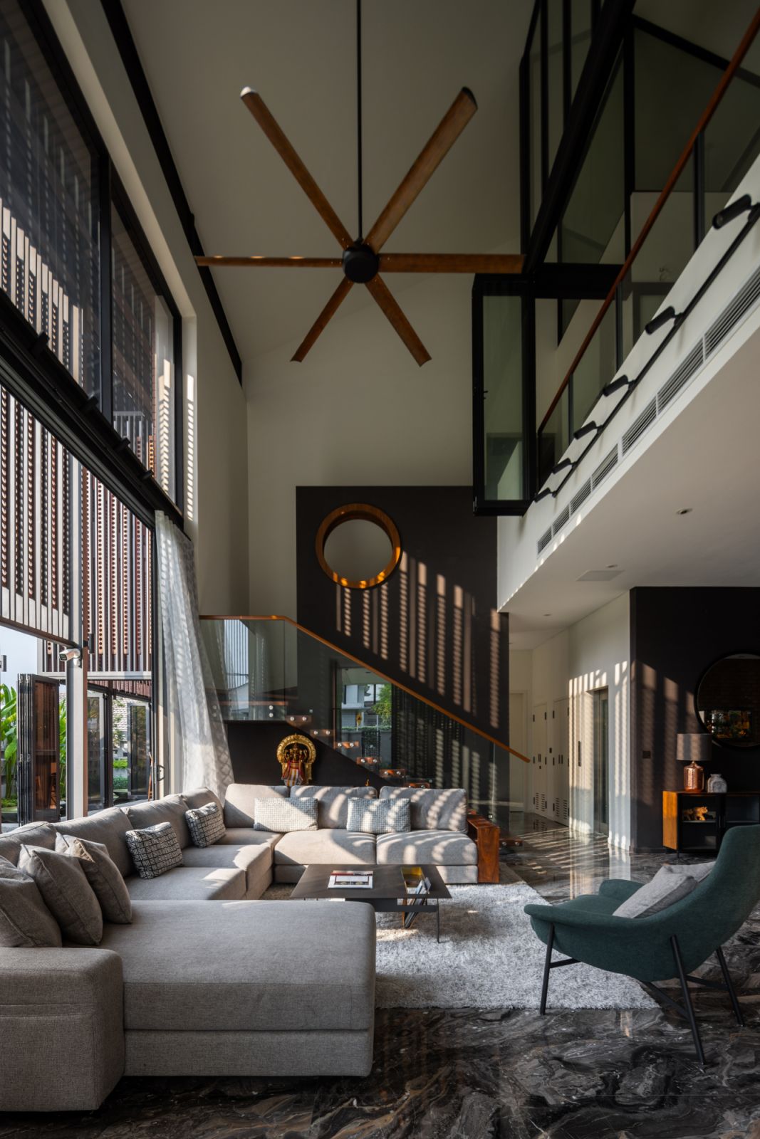 The floating staircase with glass railings was a technical triumph for the architects
