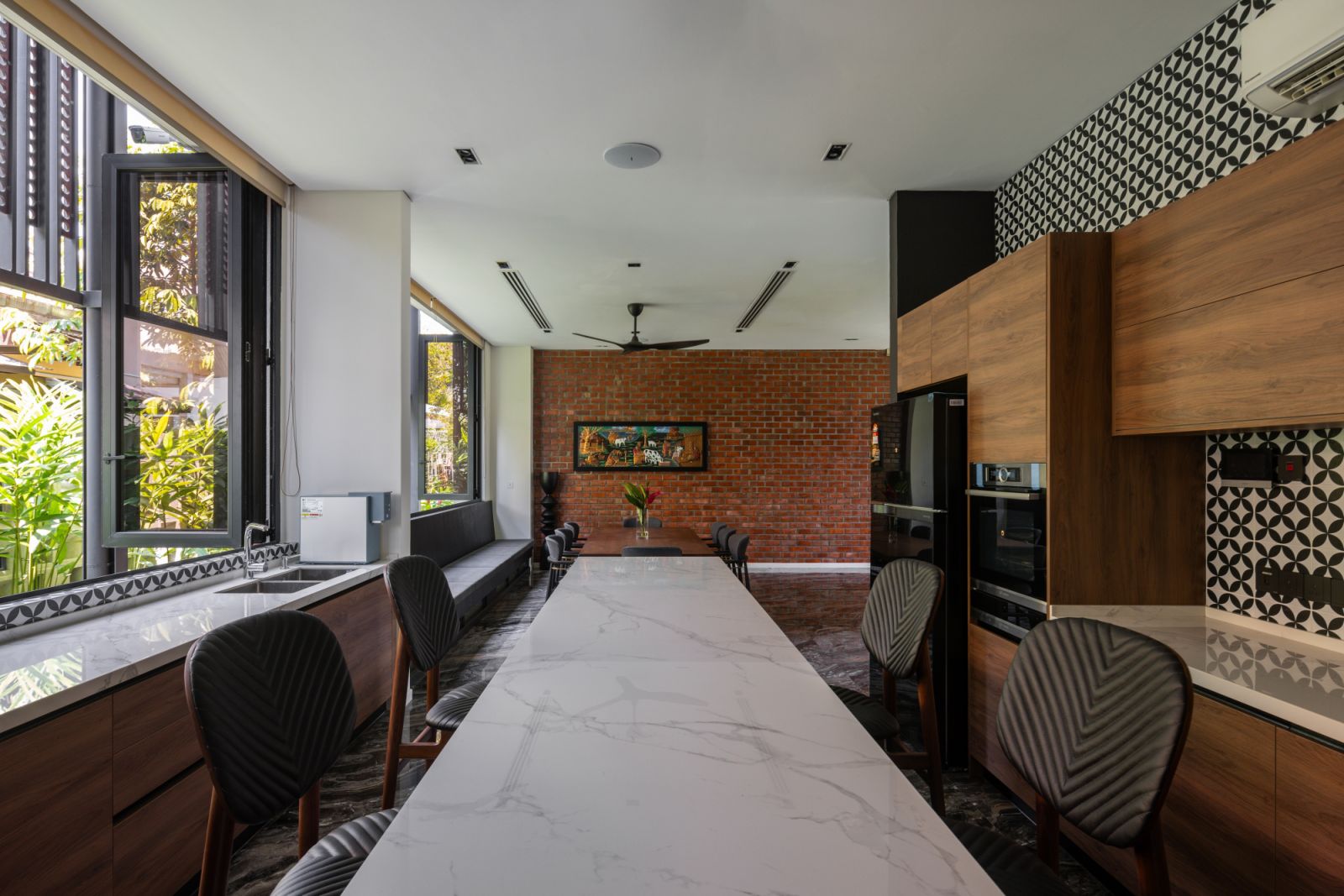 Low windows beneath the counter draw cool air from the garden while providing garden views