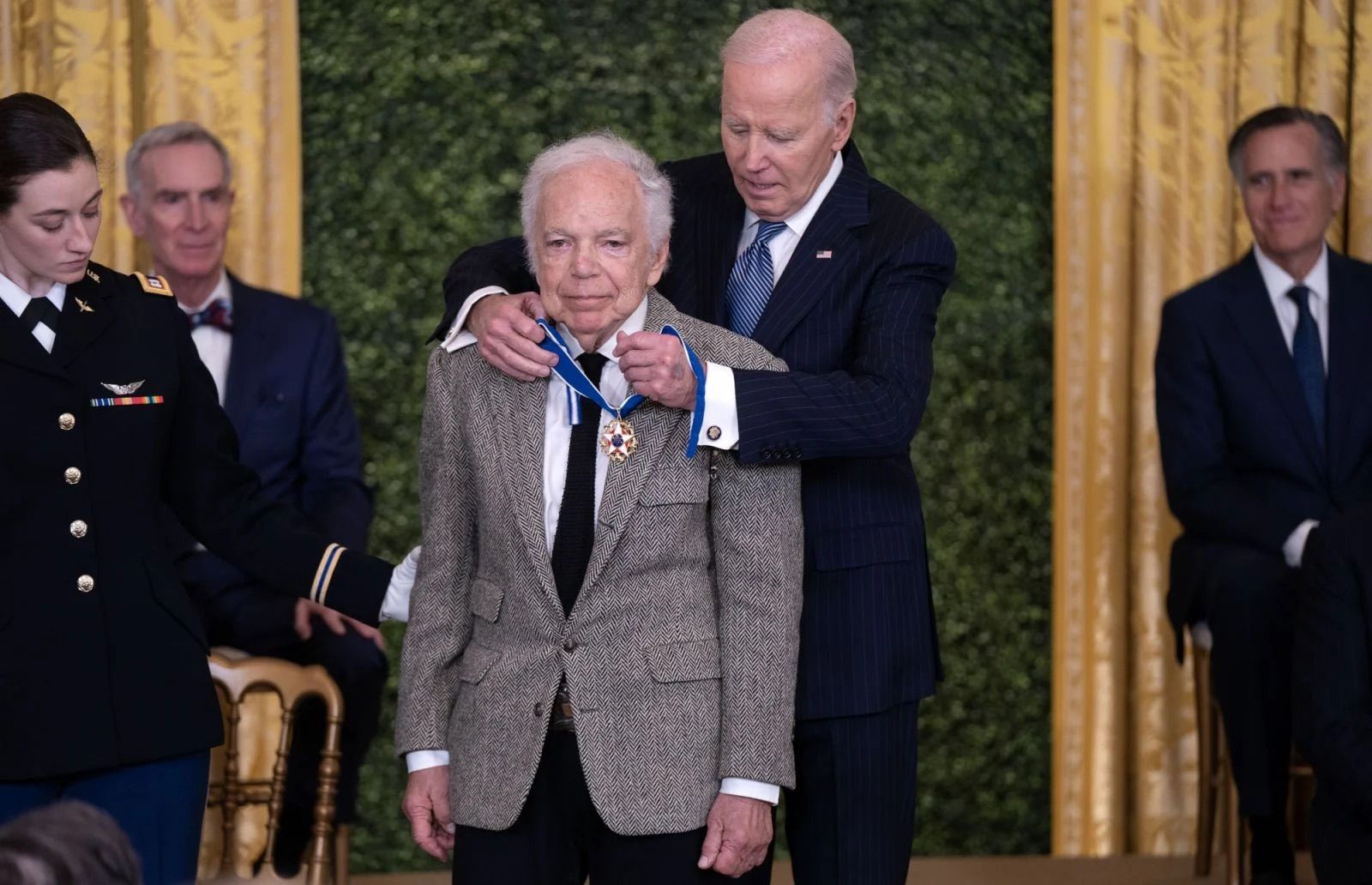 Tổng thống Joe Biden trao Huân chương Tự do cho nhà thiết kế Ralph Lauren (Ảnh: Ralph Lauren).