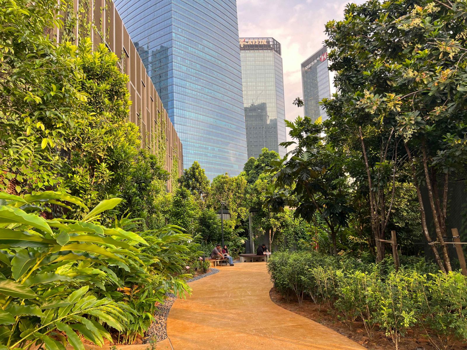 Pragmatic functionalities like circulation linkages are well-integrated into the design