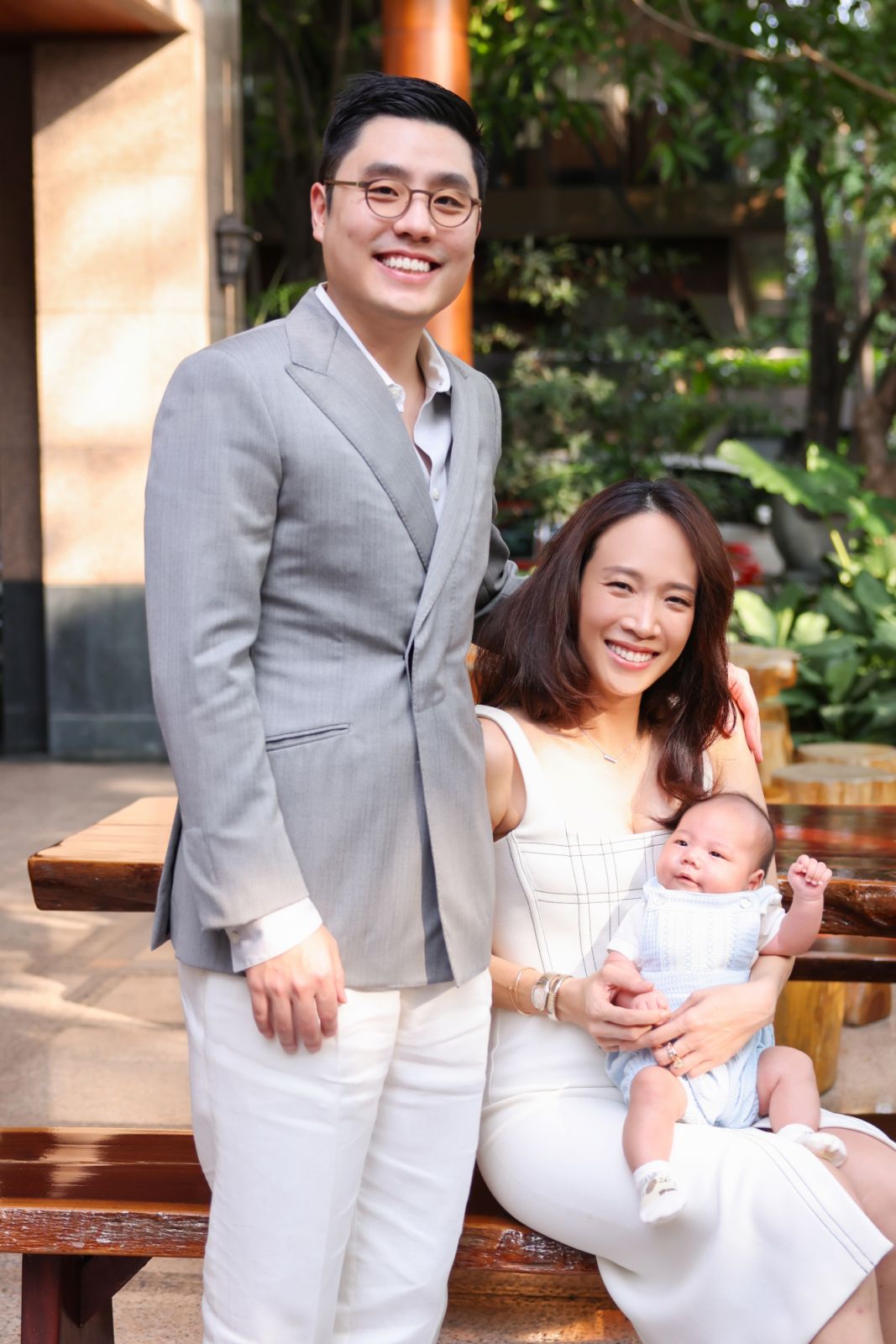 พราวพุธ ลิปตพัลลภ เคียงคู่กับสามี อิทธิชัย พูลวรลักษณ์ และน้องอิทธิพุธ (ภาพ: Worapon Teerawatvijit)