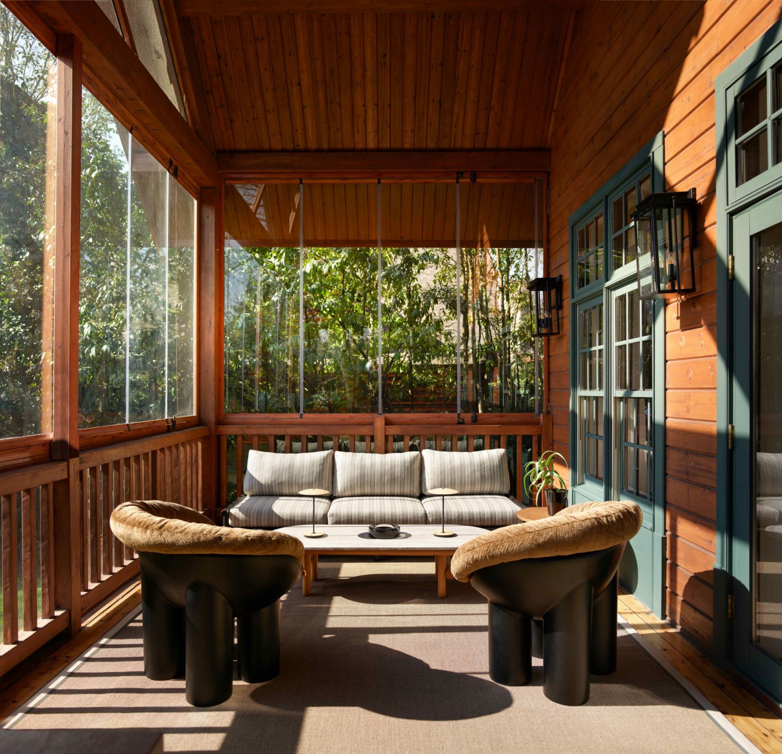 The beauty of the lush surrounding becomes part of the interior decor