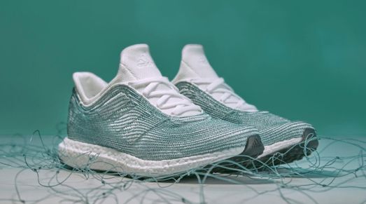 รองเท้าวิ่งรุ่น adidas x Parley ซึ่งเกิดจาการร่วมมือกันระหว่างแบรนด์รองเท้า adidas และ องค์กร Parley For The Oceans องค์กรที่ทำงานลดขยะในทะเล โดยรองเท้าทุกคู่ผลิตโดยใช้เส้นด้ายที่มาจากขยะพลาสติกอย่างน้อย 75 เปอร์เซ็นต์ (ภาพ: adidas-group.com)