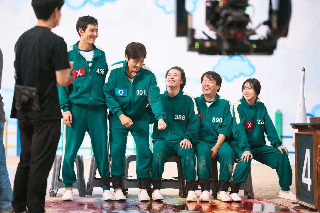 (L-R): Lee Jung-jae, Lee Byung-hun, Kang Ha-neul, Lee Seo-hwan, and Jo Yu-ri behind the scenes of the ‘Squid Game: Season 2’ filming (Photo: Instagram/@squidgamenetflix)
