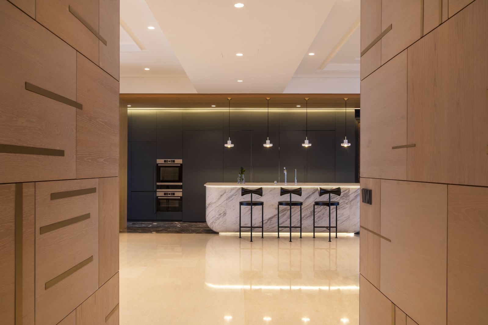 The island kitchen’s monolithic form was inspired by the curvature of an ark (Photo: Heartpatrick)