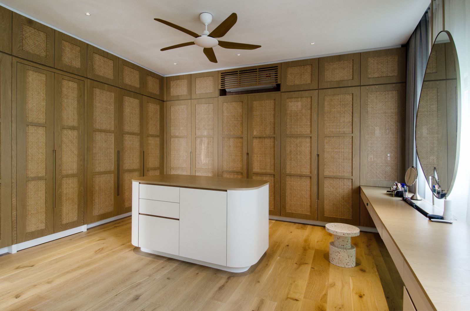 White oak flooring and wooden doors in the wardrobe room (Photo: Rupajiwa Studio)