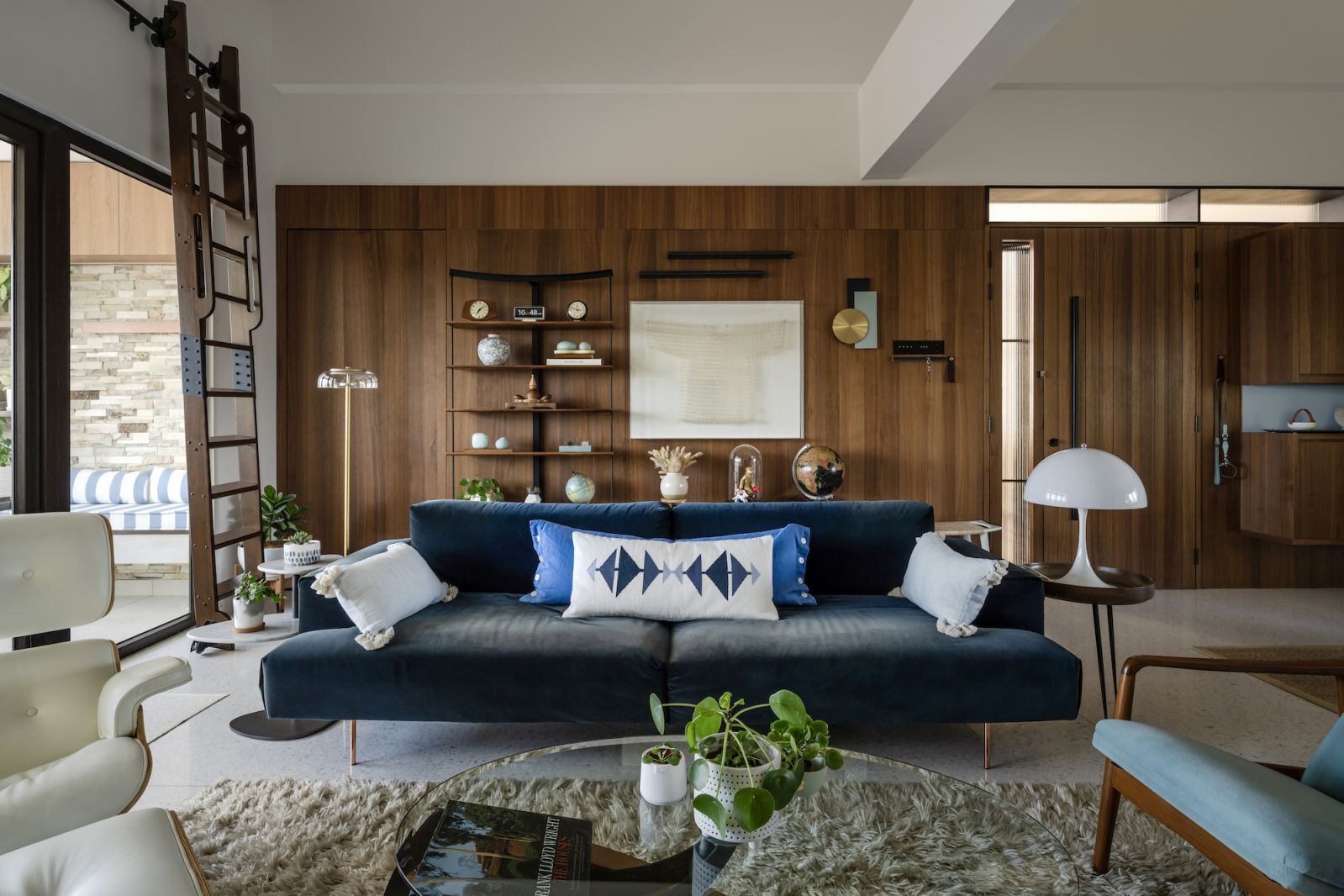 Large-format teak veneers that add warmth to feature walls (Photo: David Yeow)