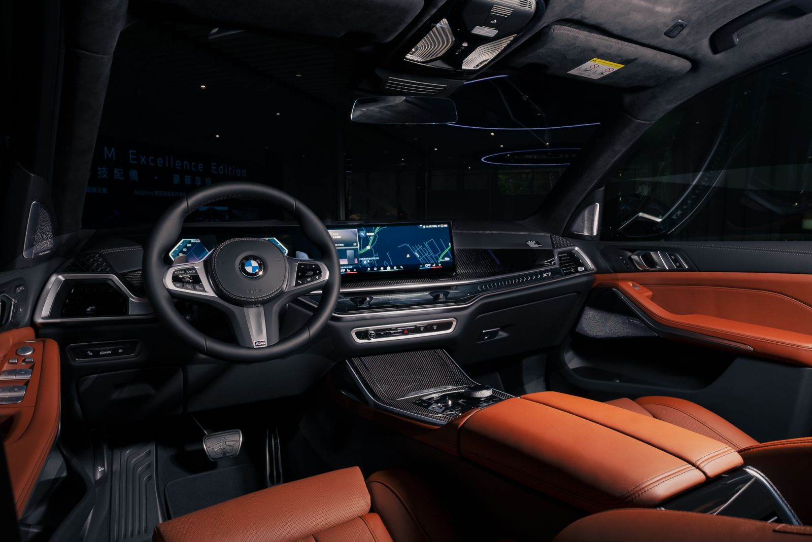 升級BMW Individual Alcantara麂皮黑色車內頂篷、多功能真皮方向盤與M碳纖維飾板，彰顯獨特與格調。（Photo：BMW）