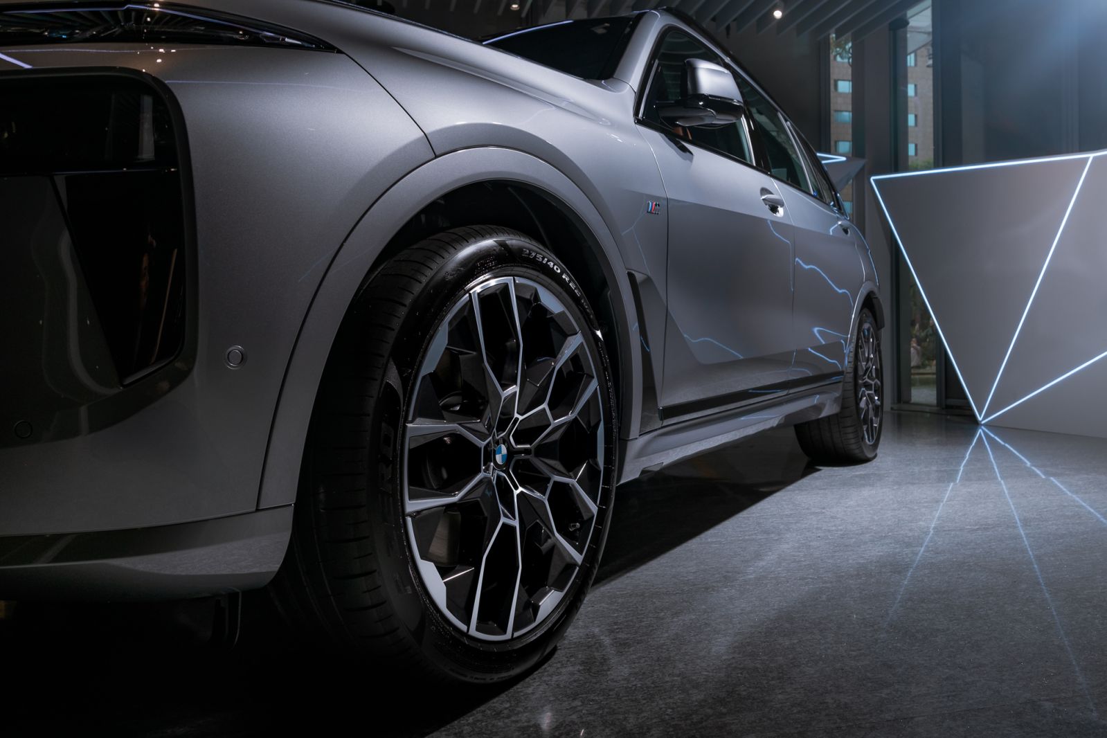 全新2025年式BMW X7頂級旗艦休旅 xDrive40i M EXCELLENCE 特仕版,以升級的外觀設計展現跑格魅力。(Photo:BMW)