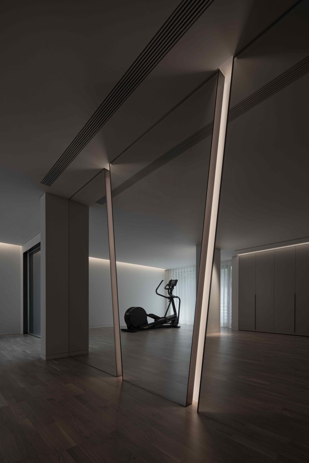 Mirror installation creates a sense of spaciousness (Photo: Hanmo Visual)