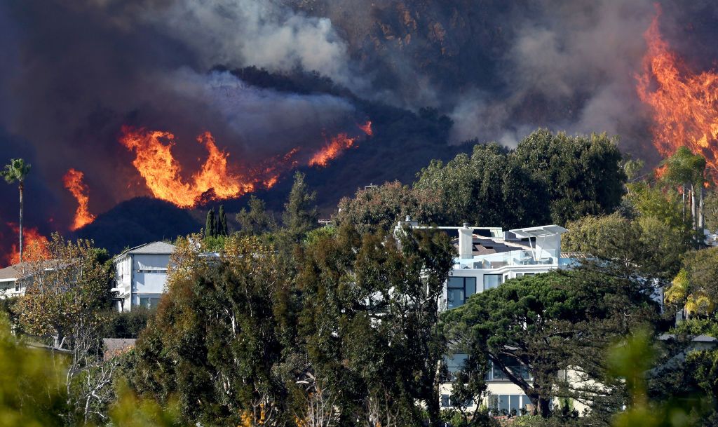 PACIFIC PALISADES, CALIFORNIA - JANUARY 07: The Palisades Fire burns near homes amid a powerful windstorm on January 7, 2025 in Pacific Palisades, California (Photo by Mario Tama/Getty Images)
