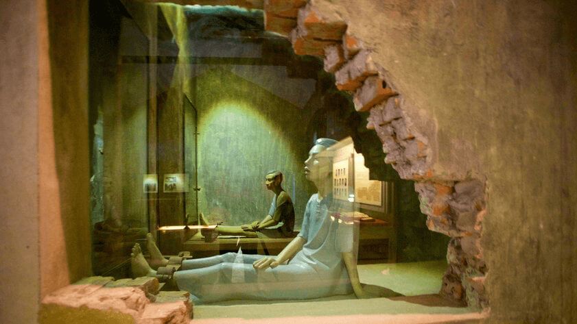 Kiến trúc nhà tù Hỏa Lò phản ánh sự khắc nghiệt từ trại giam đến hình thức tra tấn và ép cung
