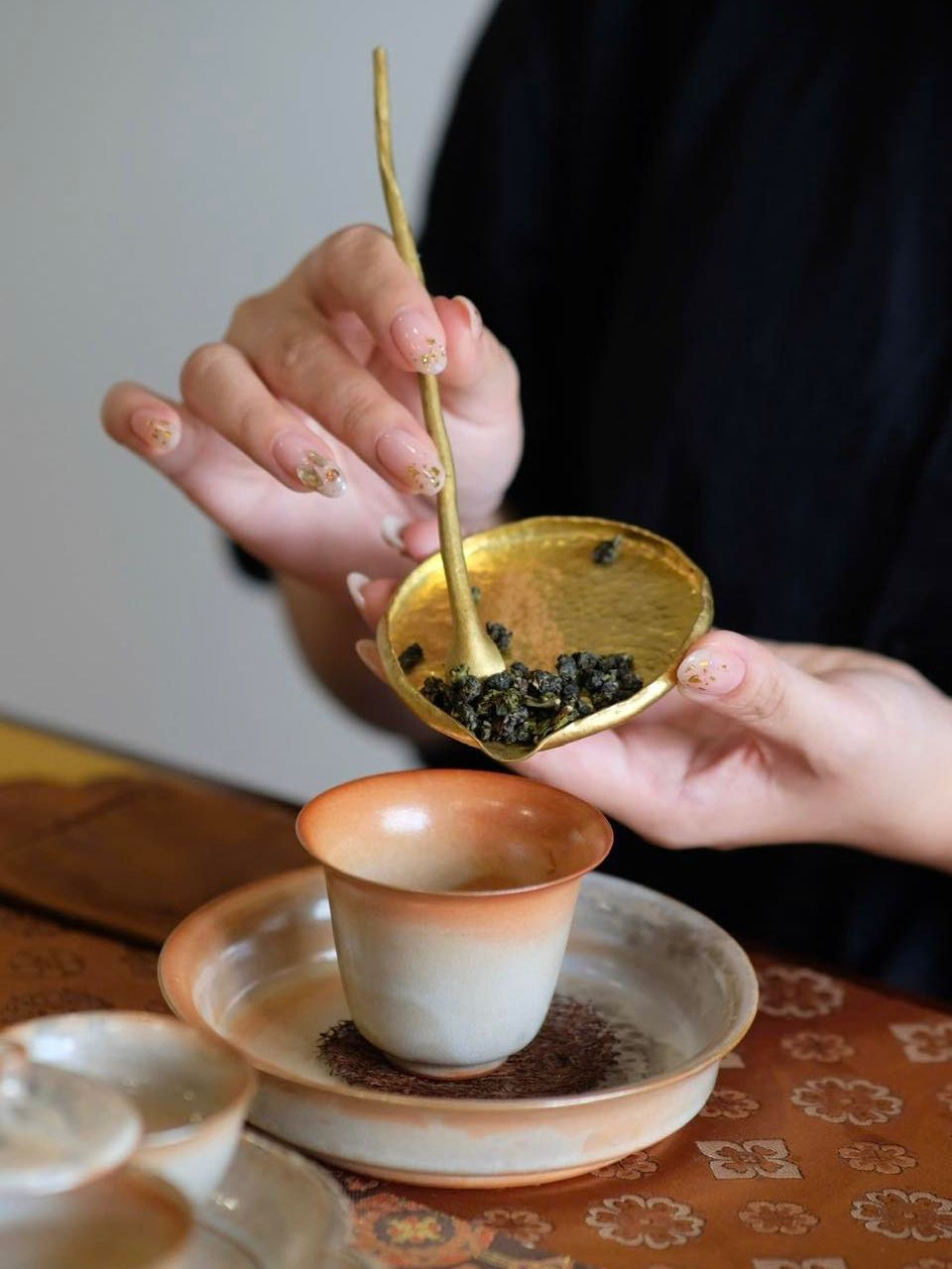 The art of making tea in Ninh Tra (Photo: Ninh Tra)