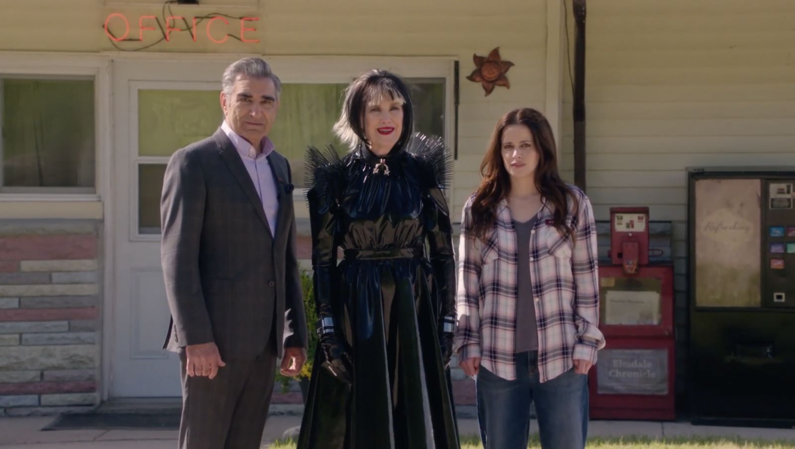 Eugene Levy, Catherine O’ Hara and Emily Hampshire star in ‘Schitt’s Creek’ (photo: Schitt’s Creek Youtube channel)
