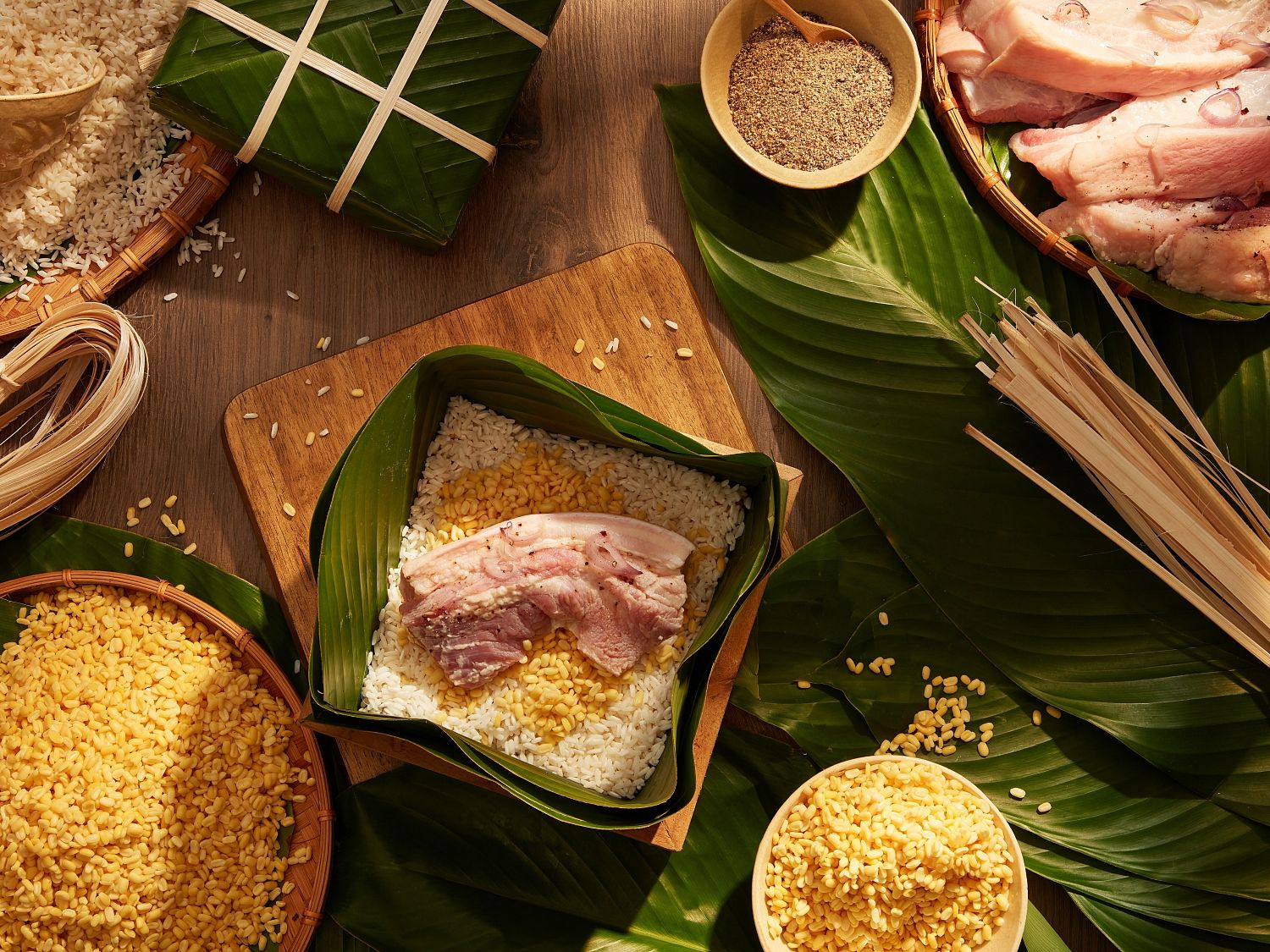 Bánh chưng truyền thống Việt Nam với xôi thịt lợn, đậu xanh và lá dong