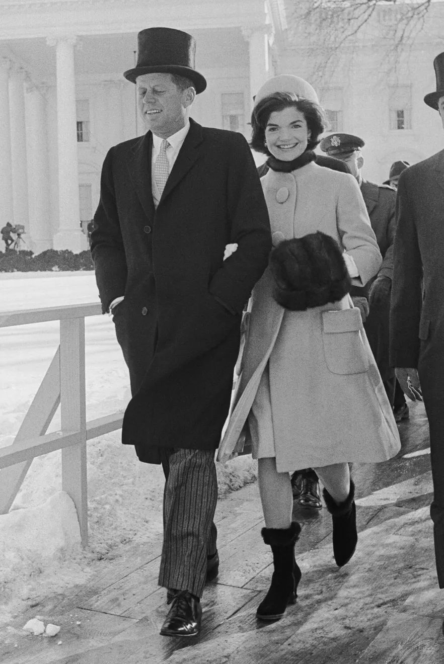 Đệ nhất Phu nhân Jacqueline Kennedy cùng trang phục và phụ kiện nón tao nhã nhưng không kém phần sang trọng. Ảnh: Getty Images.