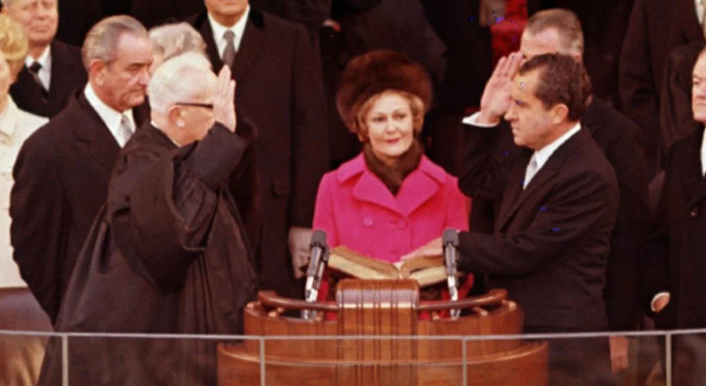 Đệ nhất Phu nhân Pat Nixon xuất hiện trước công chúng với trang phục thanh lịch, mũ lông đơn giản trong một sự kiện cùng Tổng thống Richard Nixon. Ảnh: Getty Images.