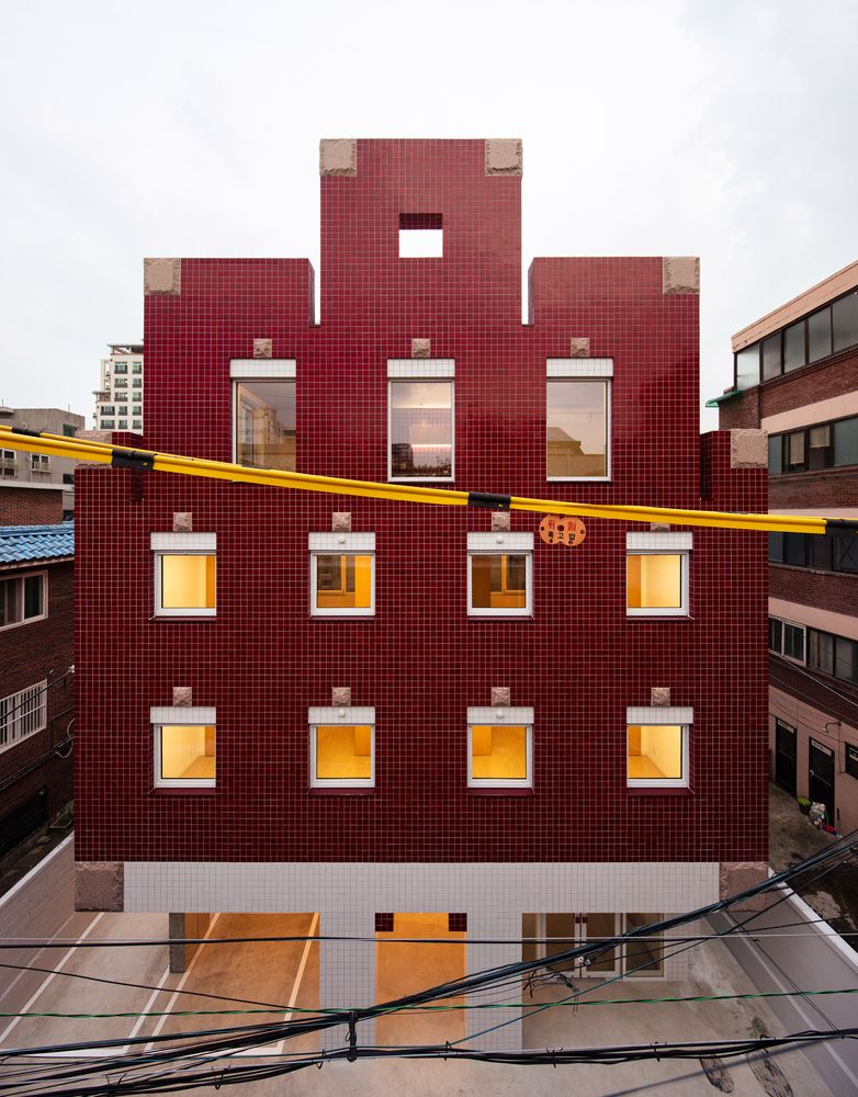 The red-tiled exterior is reminiscent of the ‘Minecraft’ video game (Photo: Instagram / @klink_architecture)