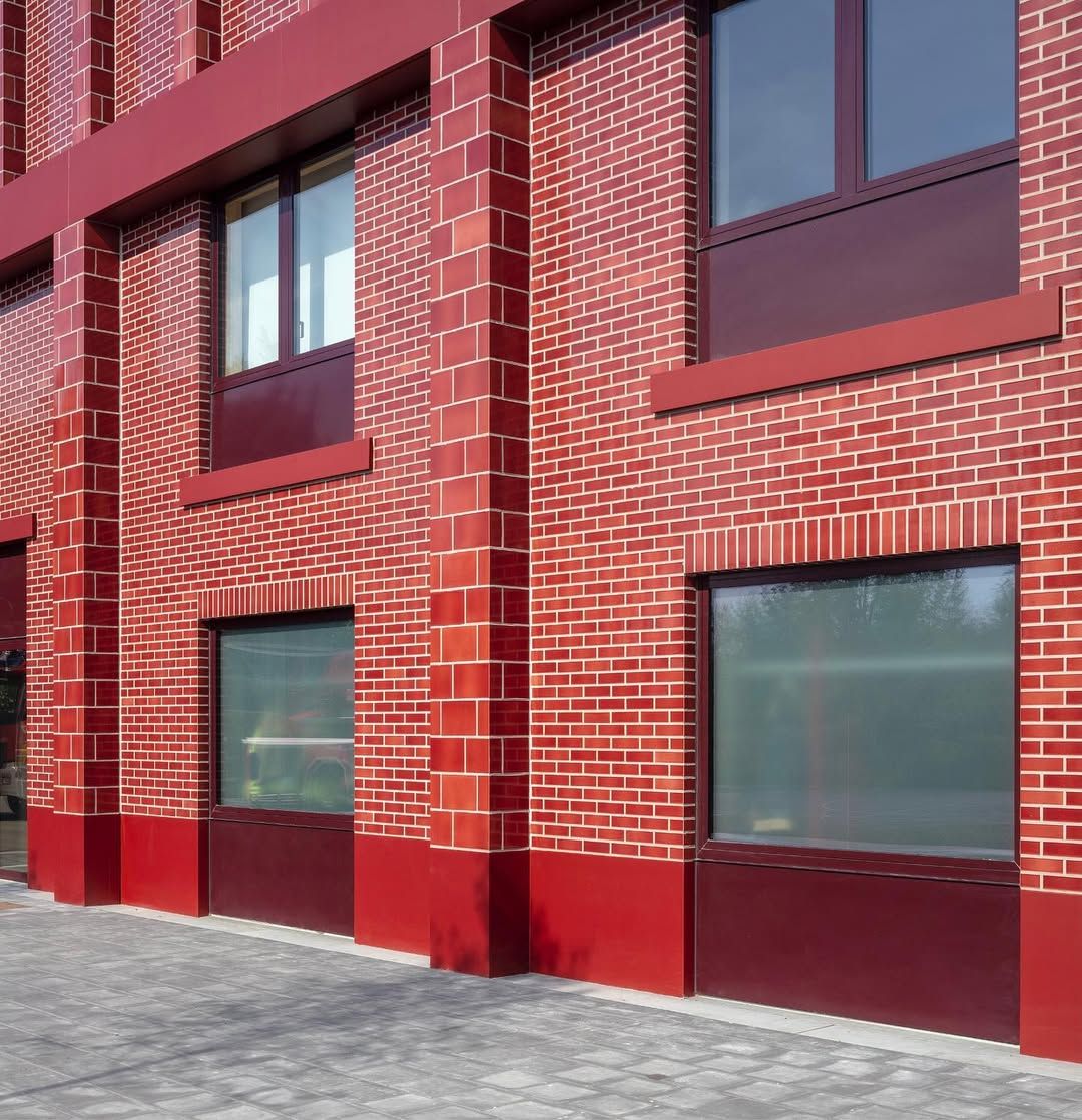Accents of white grout, red cordon bands, and deep purple window frames (Photo: Instagram / @happelcornelisseverhoeven)