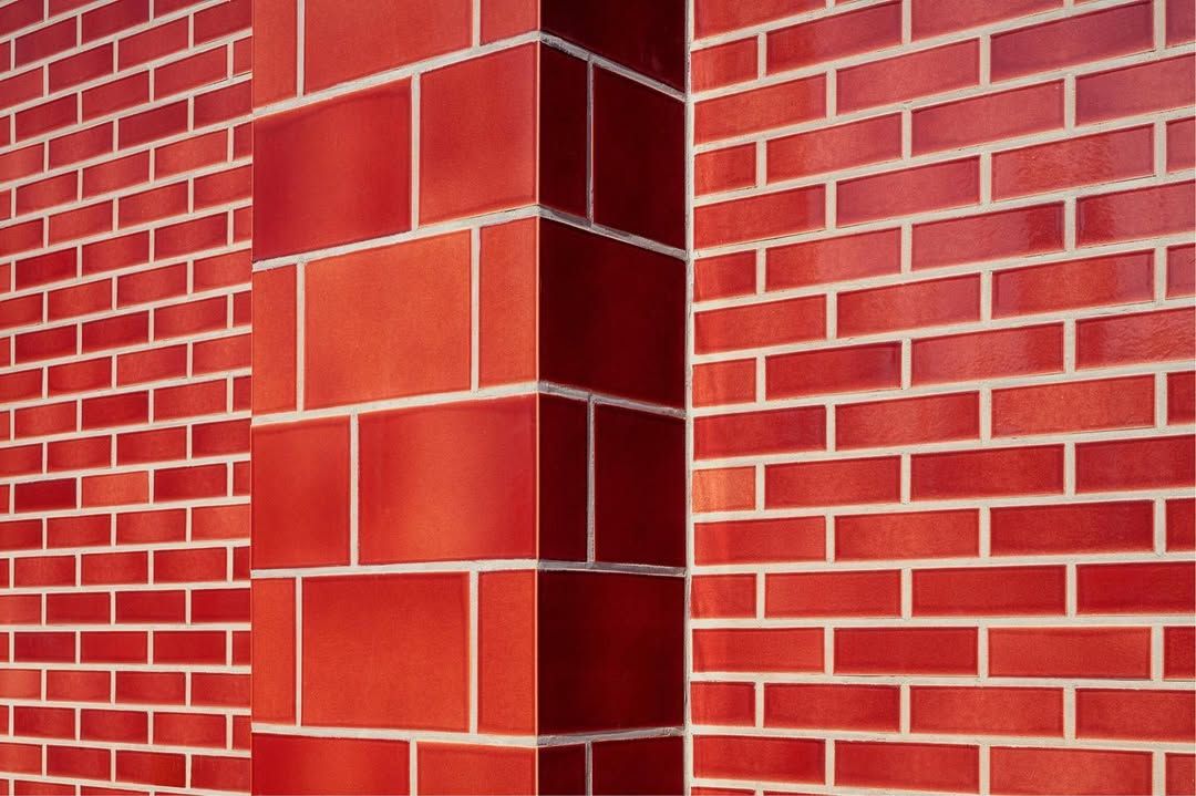 Red glazed bricks in large and small formats were used (Photo: Instagram / @happelcornelisseverhoeven)