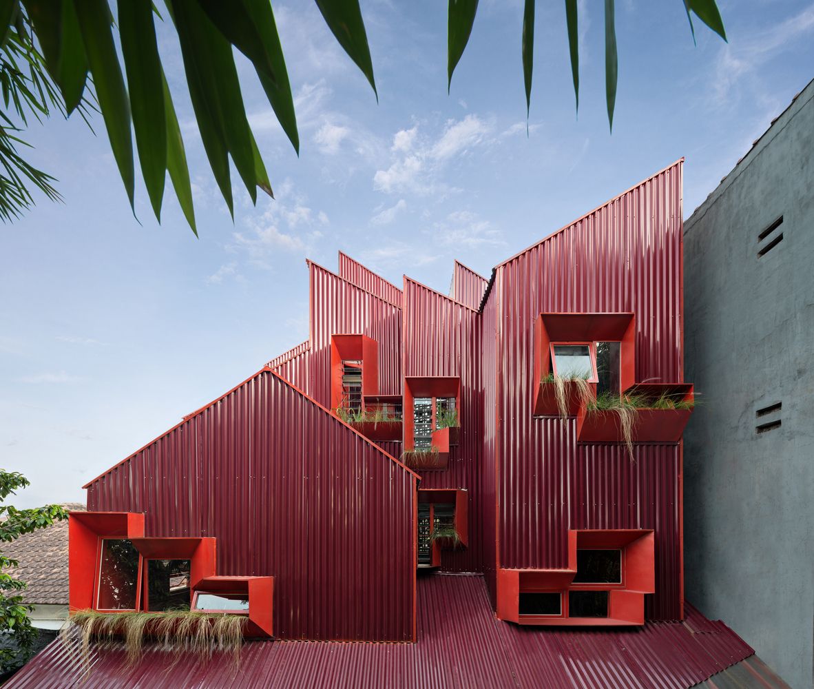 The fragmented sloping roof made of Zincalume-coated steel (Photo: Instagram / @ismailsolehudinarchitecture)