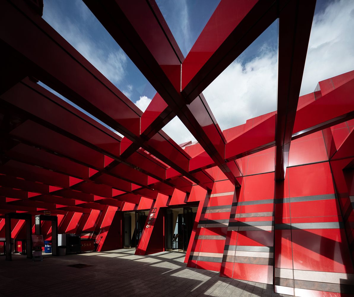 Ample light filtering through the monumental structure (Photo: Instagram / @designskill_org)