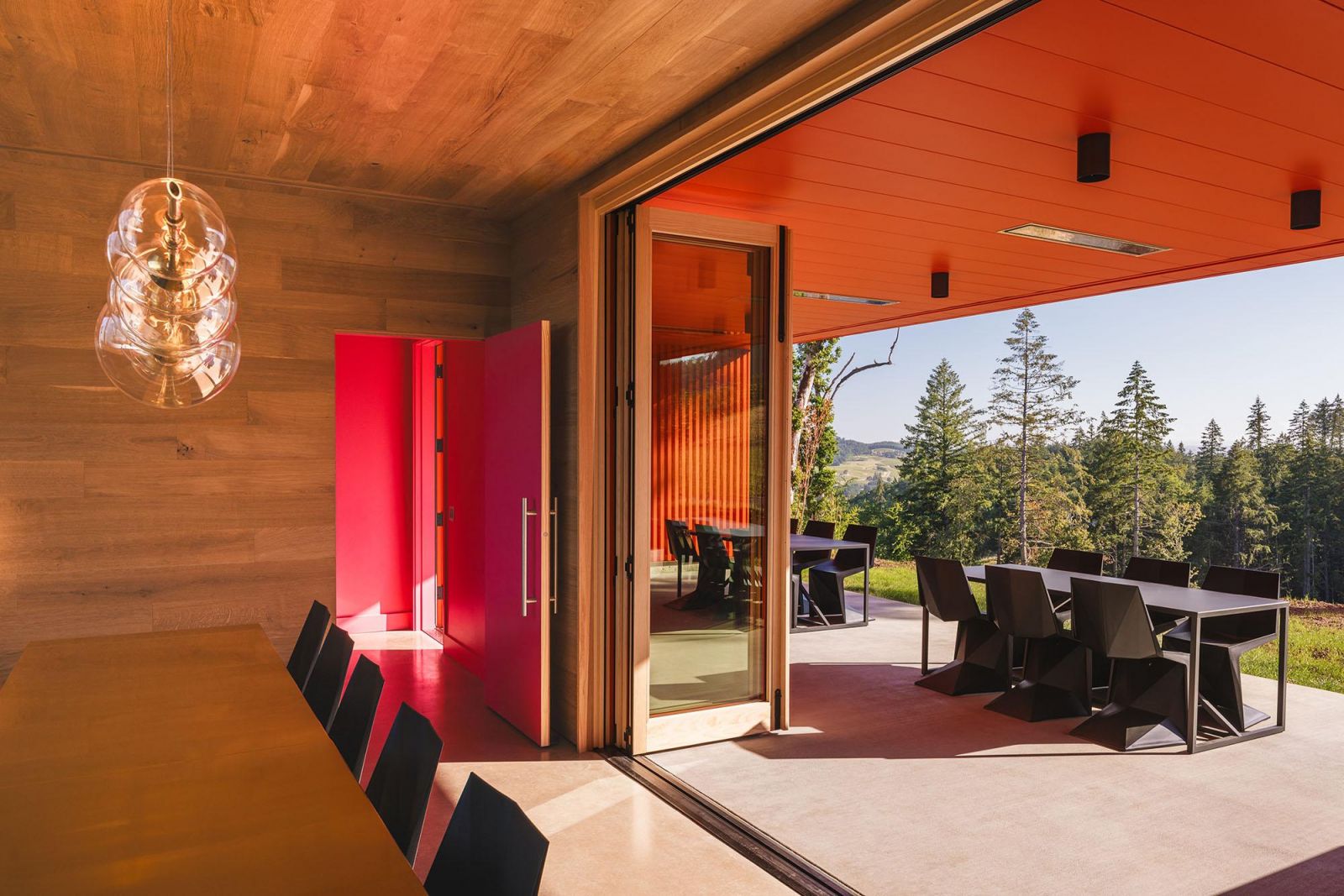 White oak panelling recalls the winemaking process and the property’s natural environment (Photo: Instagram / @waechter_architecture)