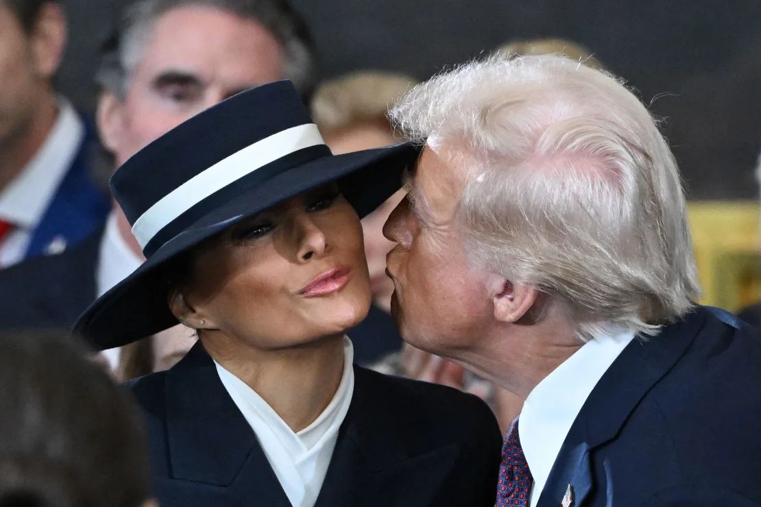 Không chỉ là phụ kiện thời trang, chiếc mũ của bà Melania Trump còn mang nhiều ý nghĩa hơn thế. Ảnh: Getty Images.