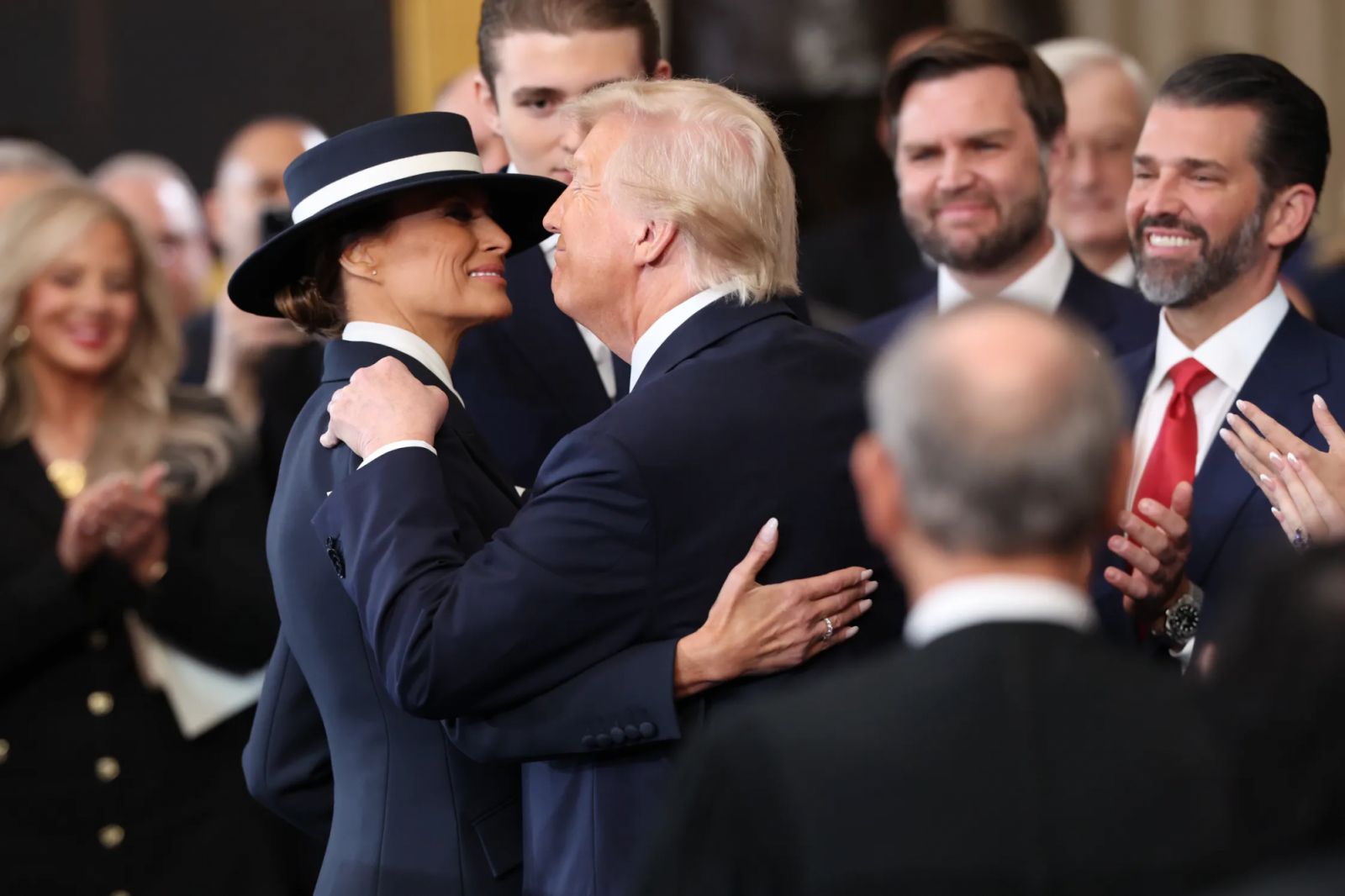 Đệ nhất Phu nhân Melania Trump khiến truyền thông xôn xao về chiếc mũ vành lớn, ẩn khuất gương mặt của bà. Ảnh: Getty Images.
