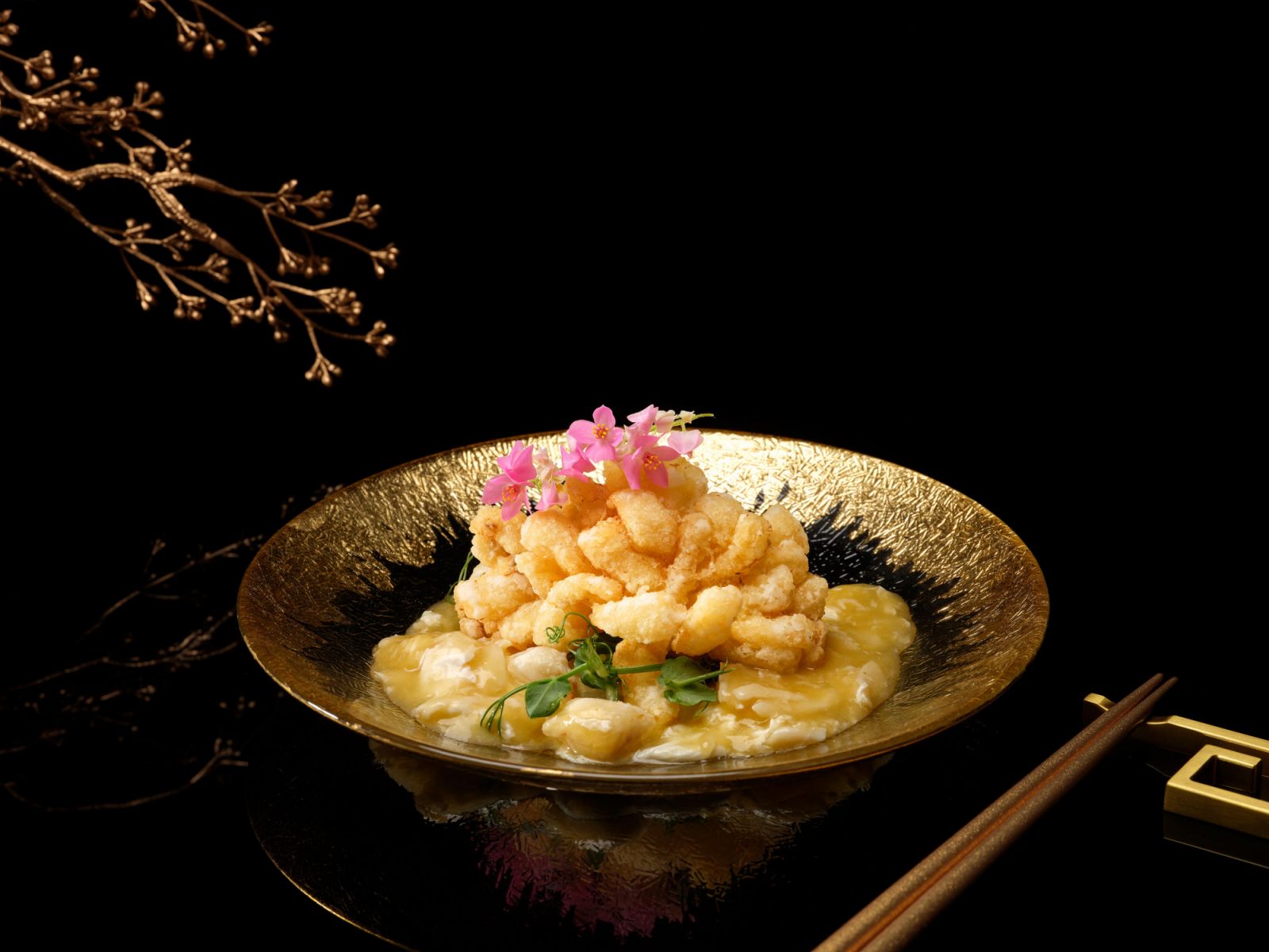 Deep-fried cod fish with crab meat and hairy crab roe