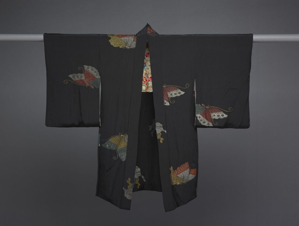 黑地彩蝶紋外套(羽織),日本,20 世紀初期、絲質刺繡。國立故宮博物館。(Photo:Van Cleef & Arpels )