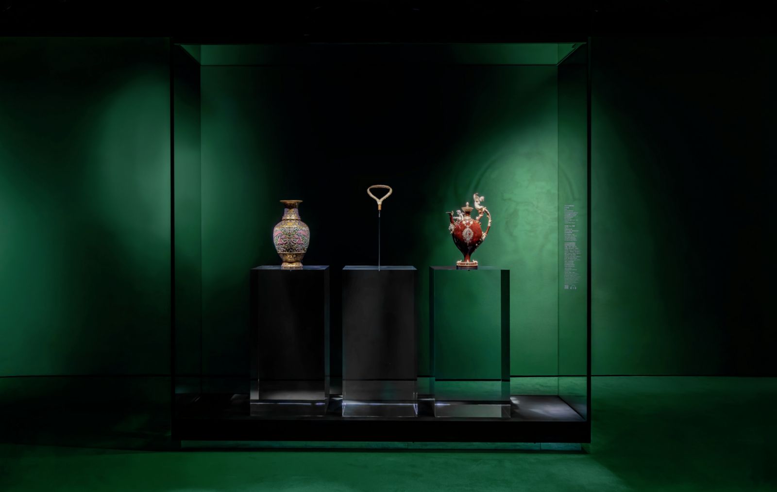 「大美不言」特展開場作品(左起)故宮〈洋彩玲瓏轉旋瓶〉、Van Cleef & Arpels〈Zip項鍊〉與裝飾藝術博物館〈布洛瓦帶蓋長頸壺〉。(Photo: Van Cleef & Arpels)