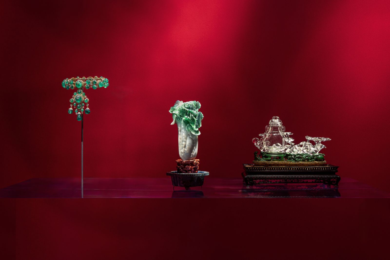 「大美不言」特展壓軸作品(左起)Van Cleef & Arpels典藏〈印度風格項鍊〉、國立故宮博物院典藏〈翠玉白菜〉、巴黎裝飾藝術博物館典藏〈如意三足花瓶〉。(Photo: Van Cleef & Arpels)