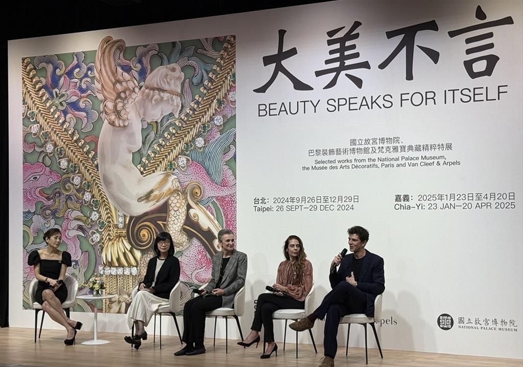 展覽主要策展人故宮余佩瑾副院長(左2)、巴黎裝飾藝術博物館Béatrice Quette(右3)、梵克雅寶典藏與展覽總監Alexandrine Maviel-Sonet(右2)及ATTA建築師事務所總監Valentino Pagan(右1)i四位共同分享這個夢幻般展覽的策展過程。(Photo: 國立故宮博物院)