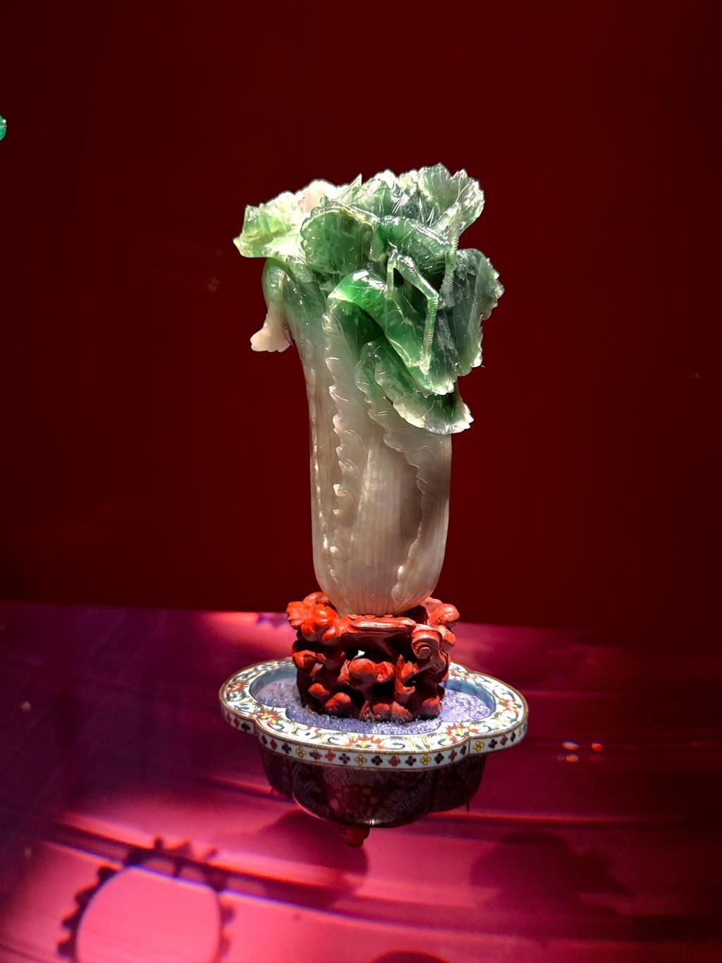 人氣國寶翠玉白菜位於展覽中的「五彩繽紛」單元。(Photo: 國立故宮博物院)