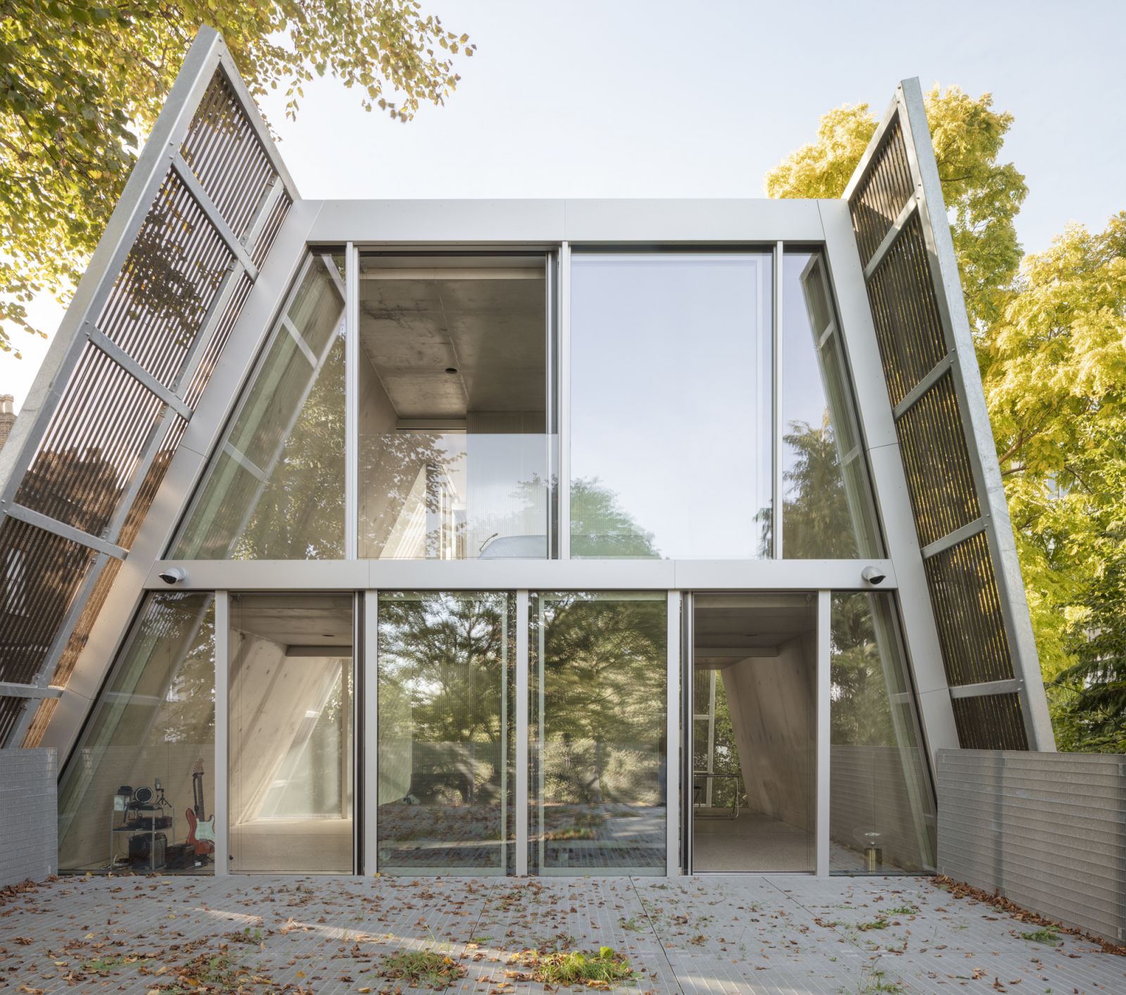 A series of geometric shapes define this unique abode, lending it a futuristic quality while hearkening back to the extension’s existing 1960s architecture