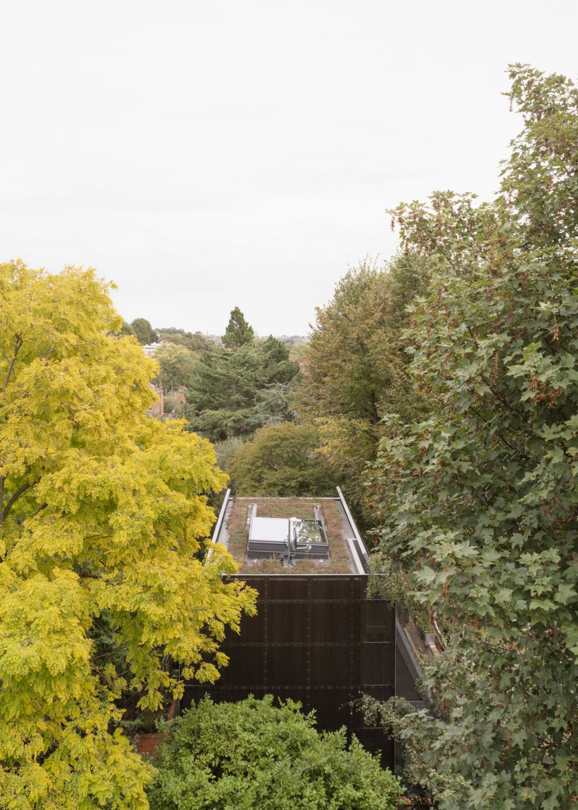 The lush vegetation surrounding the property tucks it away from London’s bustling streets, even with the heart of the city nearby
