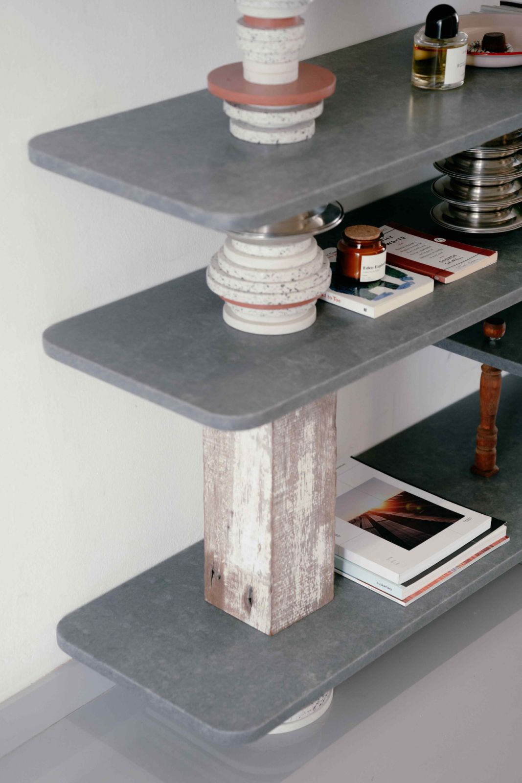 It also features reclaimed wooden planks, unused metal and enamel bowls